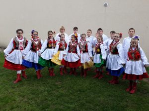 grupa dzieci ubranych w stroje ludowe.
