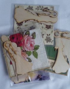 zestaw czterech drewnianych wycinanek aniołów.