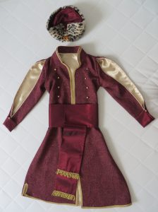 czerwono-złoty strój i kapelusz ludowy.