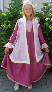 mała dziewczynka ubrana w strój ludowy.