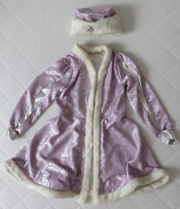 fioletowy płaszcz i kapelusz leżące na łóżku.