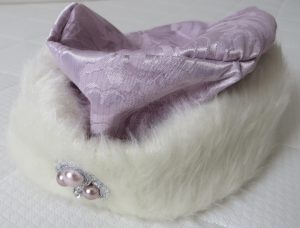 zbliżenie fioletowego i białego kapelusza.