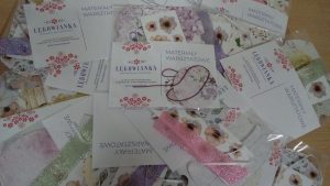 kilka kart leżących na stole.