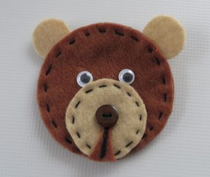 zbliżenie głowy niedźwiedzia brunatnego z filcu.