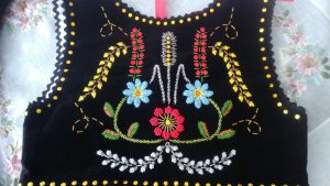 czarna kamizelka z kolorowymi kwiatami.