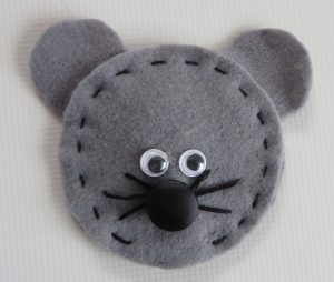 zbliżenie myszy wykonanej z filcu.