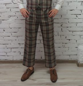spodnie do polki w brązową kratę.