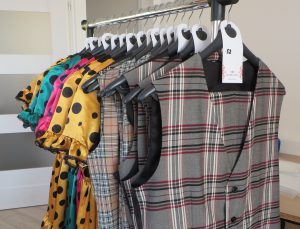 ubrania wiszące na wieszaku.