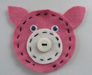 zbliżenie filcowej twarzy świni.
