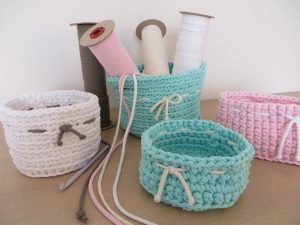 grupa szydełkowanych koszy leżących na stole.