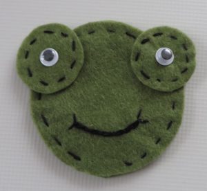 zbliżenie żaby wykonanej z filcu.