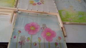 kilka obrazów leżących na stole.