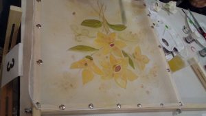 obraz żółtych kwiatów na stole.