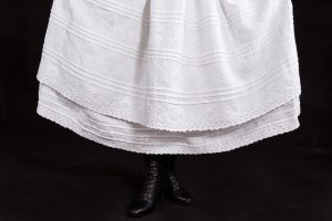 białej suknia i czarne buty.