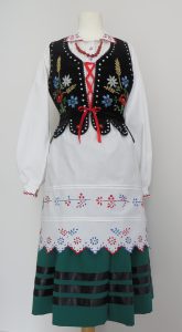 kobiecy strój ludowy haftowany.
