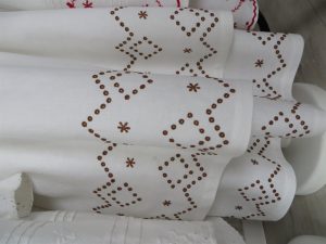brązowy haft lasowiacki na spódnicy