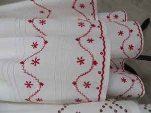 czerwony haft lasowiacki na spódnicy
