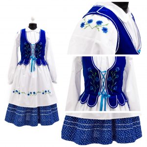 biało-niebieska sukienka z niebieskimi kwiatami.