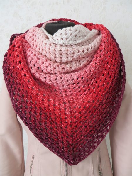 manekin ubrany w czerwono-biały szydełkowaną chustę