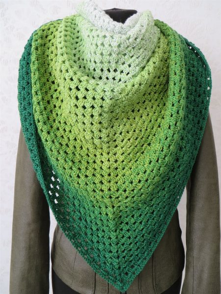 szydełkowany zielony szal na manekinie.