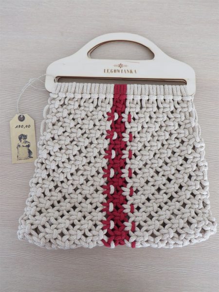 szydełkowana torebka z czerwono-białym paskiem.