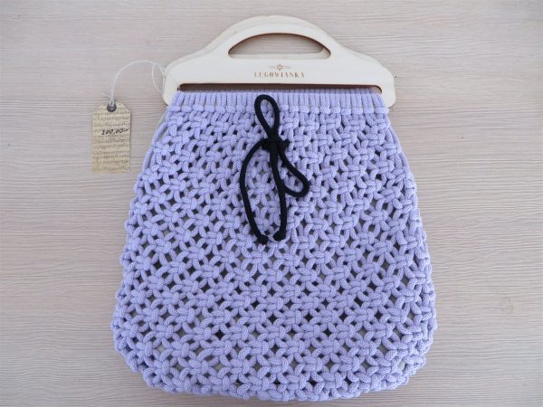 fioletowa szydełkowana torebka z czarnym sznurkiem.
