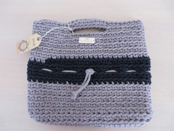 fioletowa szydełkowana torba z ciemniejszym paskiem